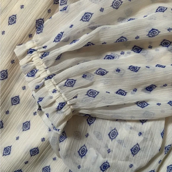 Old Navy Ivory and Navy Top - Picture 3 of 6